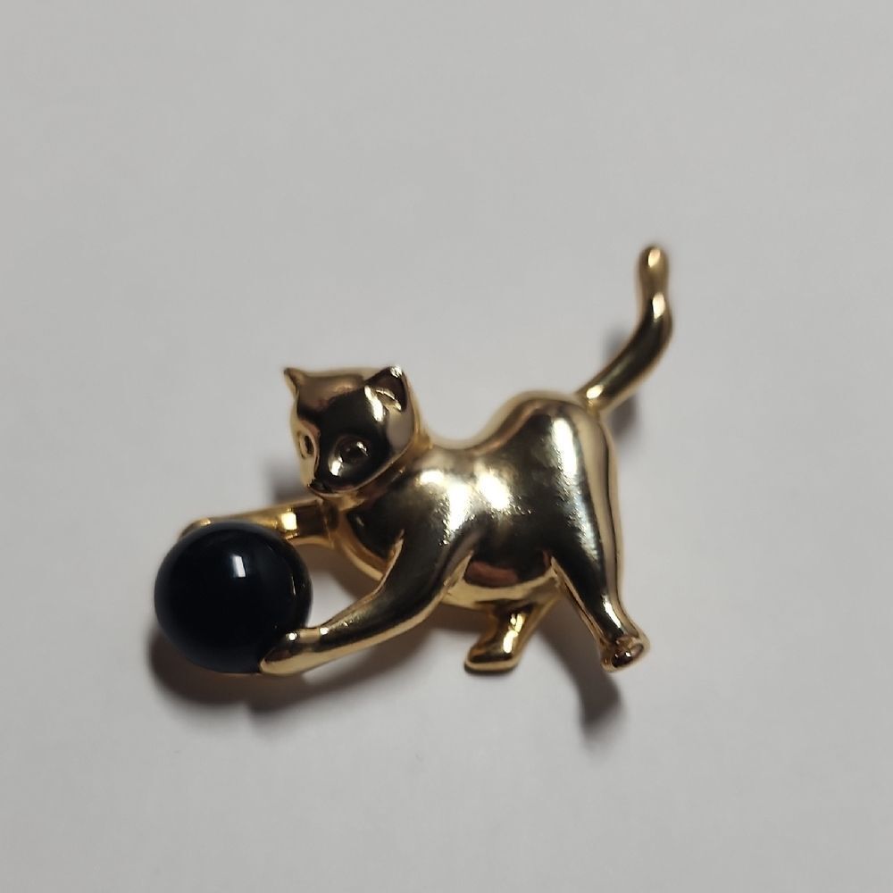 Vintage Estate Gold Tone Cat / Kitten Pin With Large black onyx Ball Of Yarn